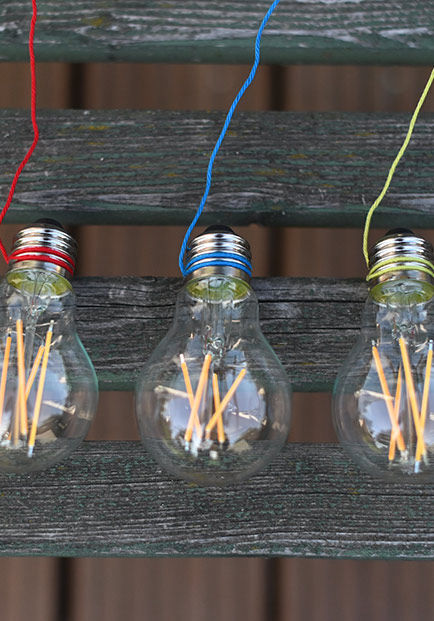 3 Glübirnen mit farbigen Draht